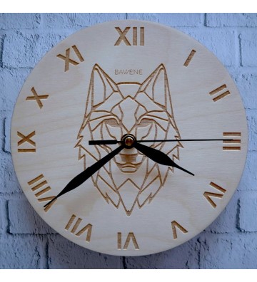 drewniany zegar na ścianę do salonu wilk